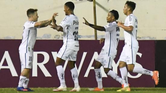 Jugadores de Santos celebran el gol de Mario Santos el jueves 24 de septiembre, en un partido del grupo G de la Copa Libertadores, en el estadio Jocay de Manta.