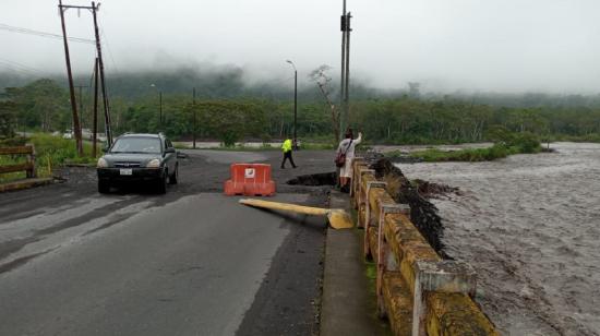 El desbordamiento del río Upano ocasionó un socavón en la vía Macas, el 25 de septiembre.