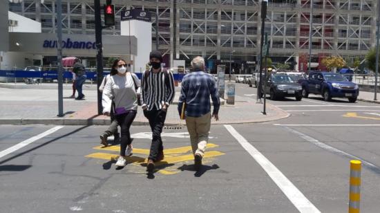 Personas caminan en la avenida Amazonas, de Quito, el 22 de septiembre de 2020.