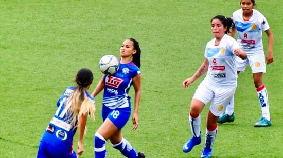 Joselyn Montaño en una jugada en su debut con la Liga Deportiva Juvenil de Macas por la Superliga femenina.