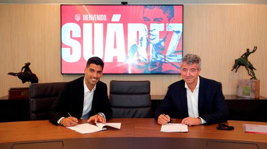 Este viernes 25 de septiembre, Luis Suárez firmó su contrato por dos temporadas con el Atlético Madrid.