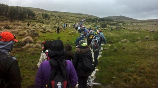 Caminata por el páramo de Quimsacocha, donde está el proyecto minero Loma Larga, en diciembre de 2015.