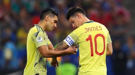 Radamel Falcao García le pone la banda de capitán a James Rodríguez, en un partido de la selección Colombia.