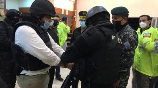 La Policía escolta a Jacobo Bucaram Pulley a su llegada al aeropuerto de Tababela de Quito, procedente de Medellín, Colombia, la noche del 25 de septiembre de 2020.  