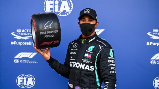 Lewis Hamilton levantando su premio por haber alcanzado la 'pole' en Rusia, el sábado 26 de septiembre de 2020.