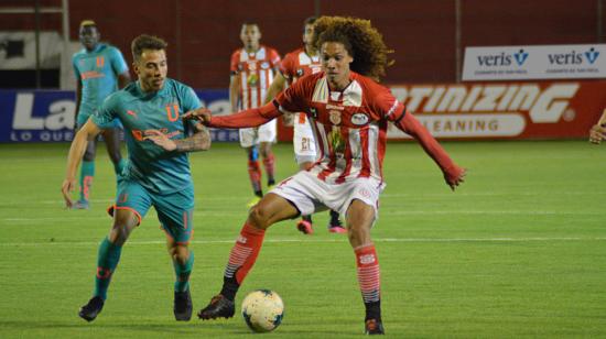 Ezequiel Piovi, de Liga, pelea un balón contra un jugador de Técnico Universitario, el sábado 26 de septiembre de 2020.