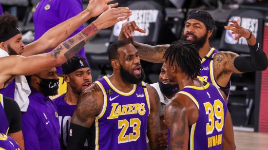 Los jugadores de los Lakers festejan su victoria en Orlando, el sábado 26 de septiembre de 2020.