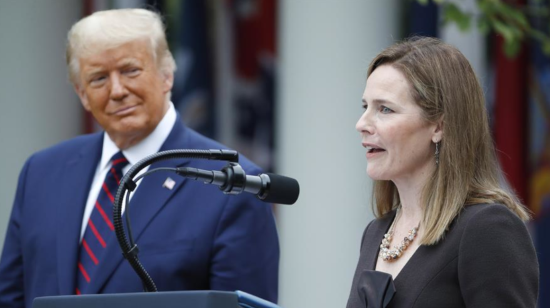 El presidente de Estados Unidos, Donald Trump, observa a la jueza Amy Coney Barrett, el pasado 26 de septiembre de 2020.