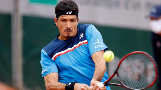 Emilio Gomez contra Lorenzo Sonego durante el partido de la primera ronda del Roland Garros en París, este lunes 28 de septiembre de 2020.