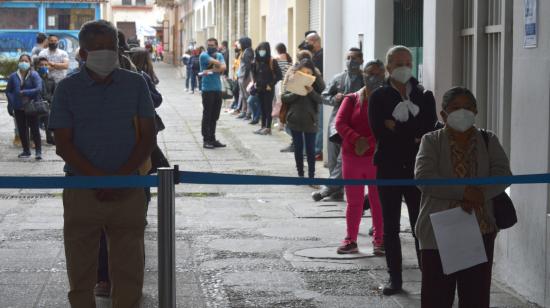 Afiliados al IESS realizan largas colas para realizar sus trámites, el 8 de septiembre en Cuenca. 