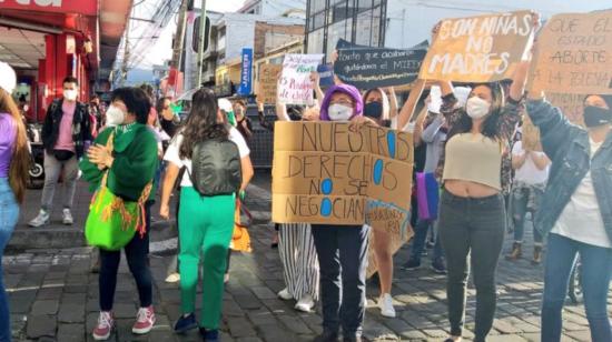 Colectivos de mujeres protestan en contra del veto al Código de la Salud y se pronunciaron a favor del aborto, el 28 de septiembre de 2020.