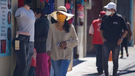 Personas caminan por la avenida El Inca, en el norte de Quito, el 29 de septiembre de 2020.