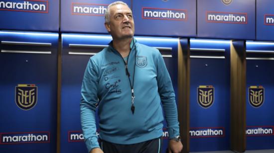 El entrenador Gustavo Alfaro visitando el camerino de Ecuador en el estadio Rodrigo Paz Delgado.