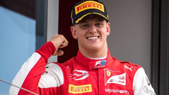 El piloto Mick Schumacher celebra tras ganar una carrera de la F2.