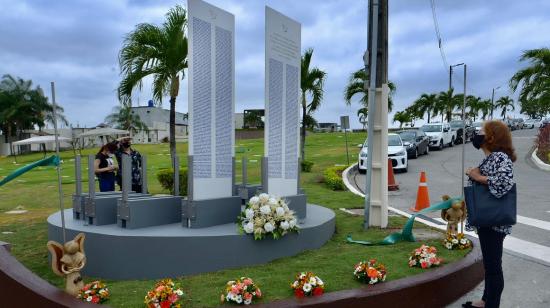 Memorial de los fallecidos de Covid-19 en Guayaquil en un cementario de la ciudad, el 17 de septiembre de 2020.