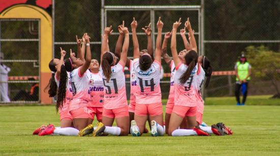 Las jugadoras de Ñañas celebran su victoria frente a Independiente del Valle, en el partido protocolario.