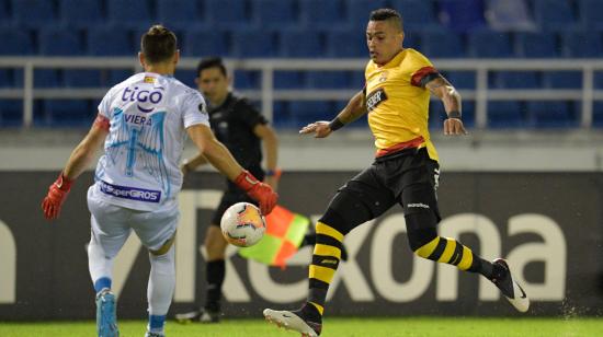 Jonathan Álvez en una jugada frente al portero de Junior de Barranquilla, el miércoles 30 de septiembre de 2020.