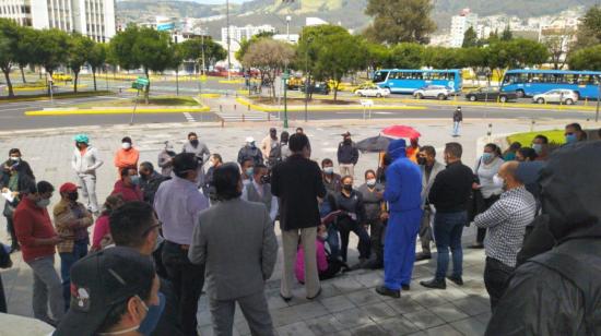 Trabajadores del Hotel JW Marriott, en los exteriores de sus instalaciones en Quito, el 30 de septiembre de 2020. 