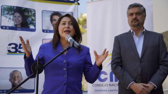 Ximena Peña y Patricio Barriga, integrantes del binomio de Alianza PAIS, durante la inscripción de su candidatura el 6 de octubre de 2020.