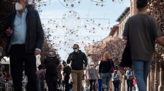 Personas caminan por una de las calles de Madrid, el 1 de octubre de 2020.