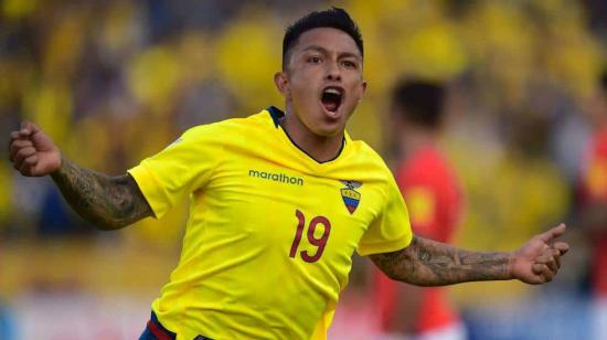 El seleccionado ecuatoriano, Cristian Ramírez, celebrando un gol.