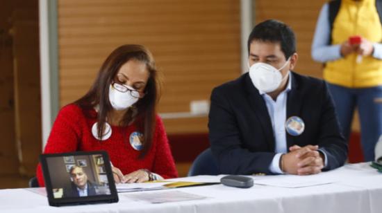 Pierina Correa y Andrés Arauz llevaron a Rafael Correa en un iPad al CNE para que acepte su candidatura a Vicepresidente de la República, en Quito, el 1 de septiembre de 2020.