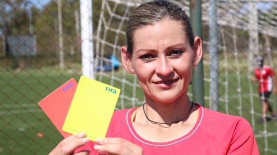 Fotografía sin fecha cedida por la Asociación Paraguaya de Fútbol (APF) de la Zulma Quiñónez, la primera árbitro de Paraguay encargada del VAR.