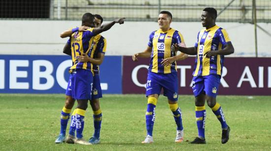 Los jugadores de Delfín festejan el gol ante Defensa y Justicia por la Copa Libertadores, el jueves 1 de octubre de 2020.