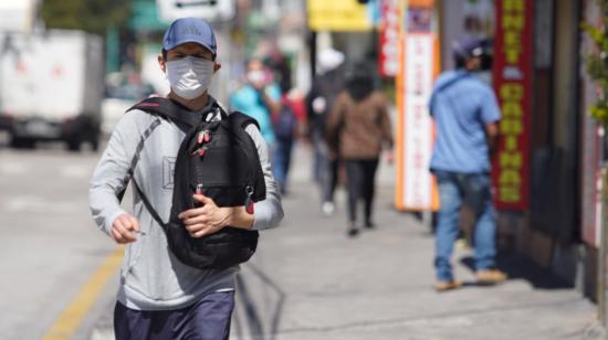 Un hombre camina en las calles de Quito, el 29 de septiembre de 2020.