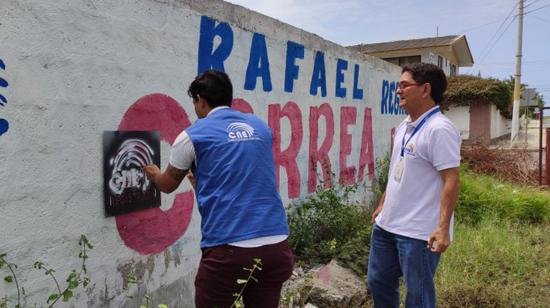 Personal del CNE en Santa Elena controla la campaña anticipada en la provincia en marzo de 2020.