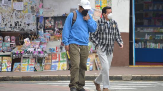 Dos personas caminan por el Centro Histórico de Cuenca el 14 de septiembre de 2020.