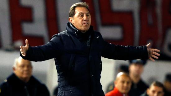 Aguinaga, exentrenador del LDU de Loja, hacía gestos a sus jugadores durante un partido de la Copa Sudamericana contra el River Plate de Argentina en Buenos Aires.