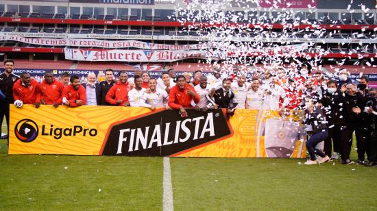 Los jugadores y demás colaboradores de Liga de Quito celebran el paso a la final del torneo 2020.