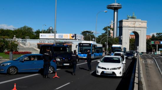 Policías montan un control en el distrito madrileño de Moncloa, el 3 de octubre de 2020. 