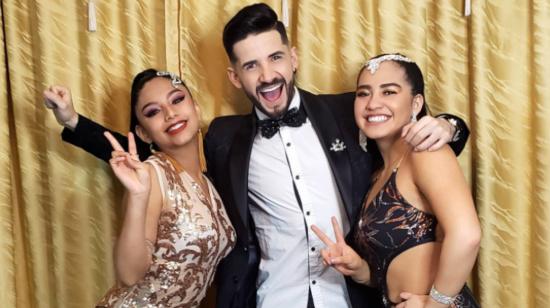 José Antonio Romero junto a dos bailarinas. Imagen del 11 de julio de 2020. 