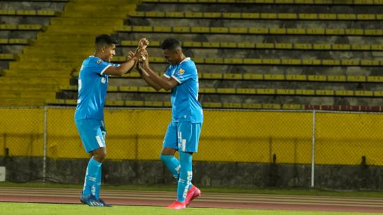 Los jugadores de Universidad Católica celebran uno de los tres goles convertidos a Emelec, este domingo 4 de octubre de 2020.