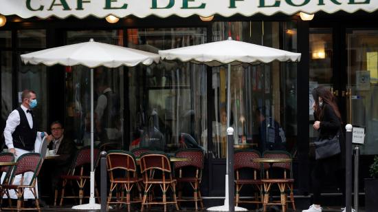 Un mesero con mascarilla frente a un bar en el centro de París, el 5 de octubre de 2020.