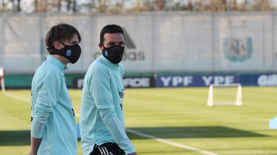 Lionel Scaloni, entrenador de Argentina, mira el entrenamiento este lunes 5 de octubre de 2020.