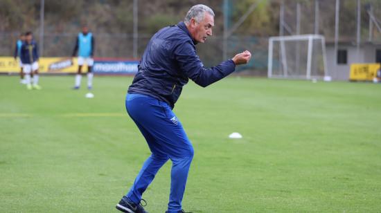 Gustavo Alfaro dirige un entrenamiento en la Casa de la Selección, el lunes 5 de octubre de 2020.