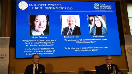 Roger Penrose, Reinhard Genzel y Andrea Ghez, premiados con el Nobel de Física 2020, el 6 de octubre. 