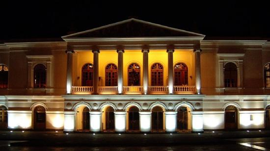 Vista nocturna de la fachada del Teatro Nacional Sucre.