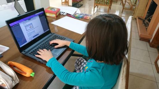 Una niña usa su computadora en la casa, el 6 de octubre de 2020.