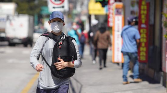 Una persona con mascarilla camina en las calles de Quito, el 29 de septiembre de 2020.