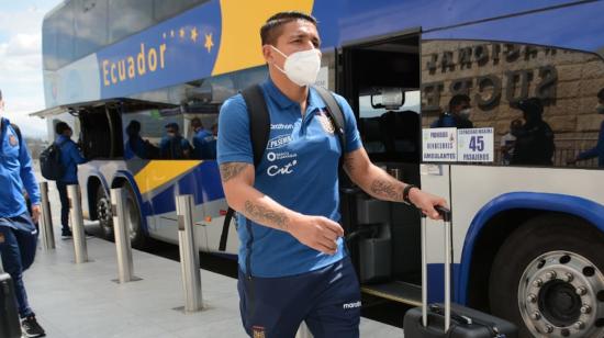 El jugador Mario Pineida antes de viajar a Argentina para el partido de la Selección.