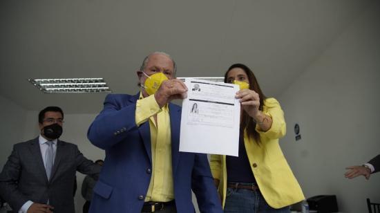 Isidro Romero y Sofía Merino inscribieron su candidatura por el movimiento Avanza este 6 de octubre de 2020 ante el CNE, en Quito.