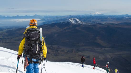 Un grupo de andinistas en el volcán Cotopaxi, el 13 de noviembre de 2011