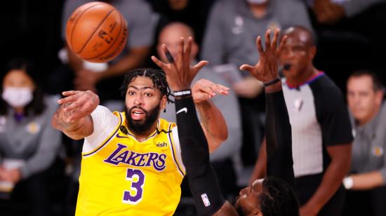 Anthony Davis pasa el balón por encima del delantero de Miami Heat Jae Crowder en el segundo cuarto de las Finales de la NBA, el martes 6 de octubre de 2020.