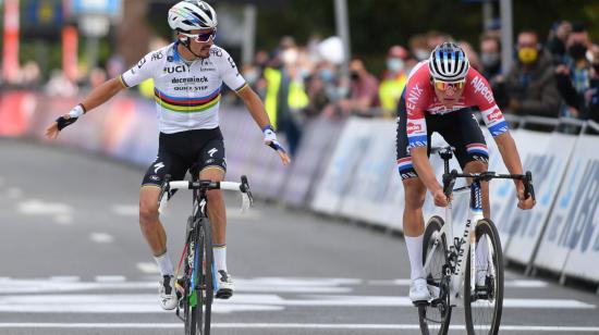 Julian Alaphilippe el momento que cruza la meta en la Flecha Brabanzona y se sorprende de la presencia de Mathieu van der Poel que casi le arrebata el triunfo, este miércoles 7 de octubre de 2020.