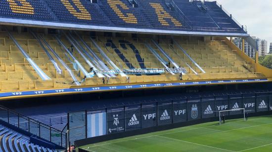 Una de las tribunas de La Bombonera, con banderas para el partido de este jueves 8 de octubre entre Argentina y Ecuador.