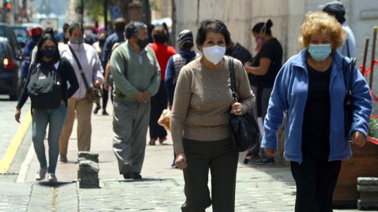 Foto referencial. Dos mujeres con mascarilla en Cuenca, el 22 de septiembre de 2020.